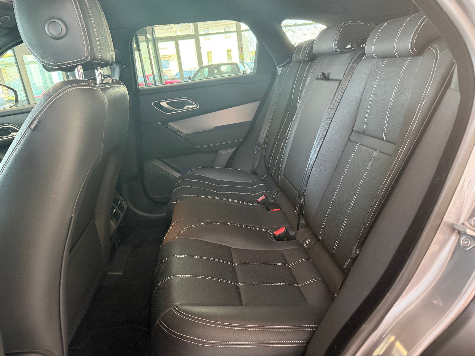 Fahrzeugabbildung Land Rover Range Rover Velar Hybrid S P400e /PANO/MERIDIAN/