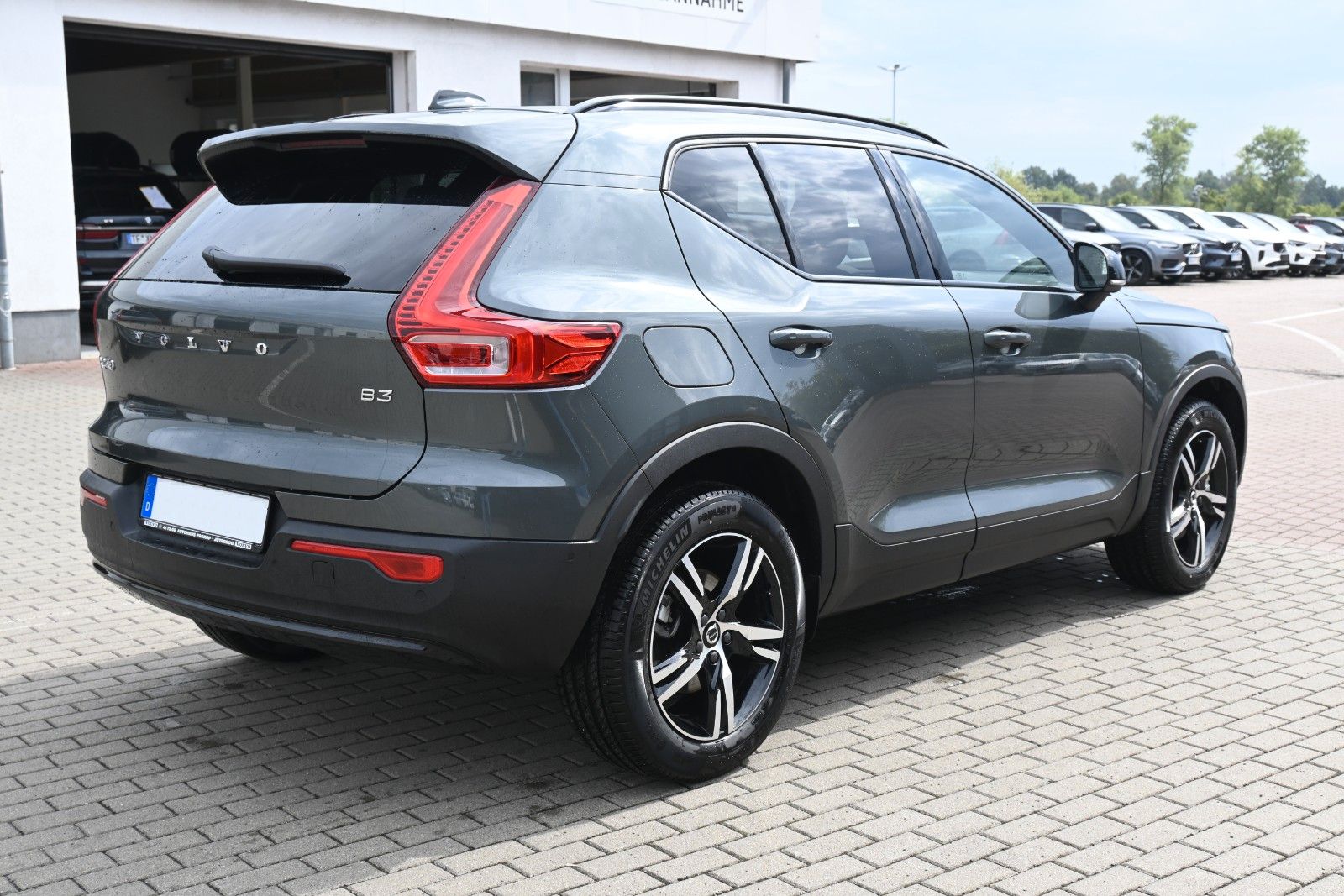 Fahrzeugabbildung Volvo XC40 B3 DKG Plus Dark*STDHZG*360°*H&K*ACC