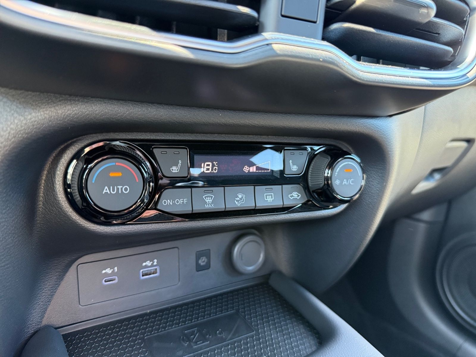 Fahrzeugabbildung Nissan Juke 1.0 DIG-T N-Connecta 6MT *NAVI*KAMERA*WINTE