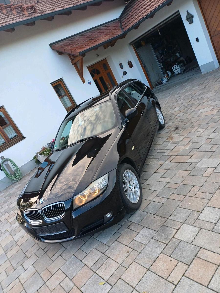 BMW 325 2012 — rear view