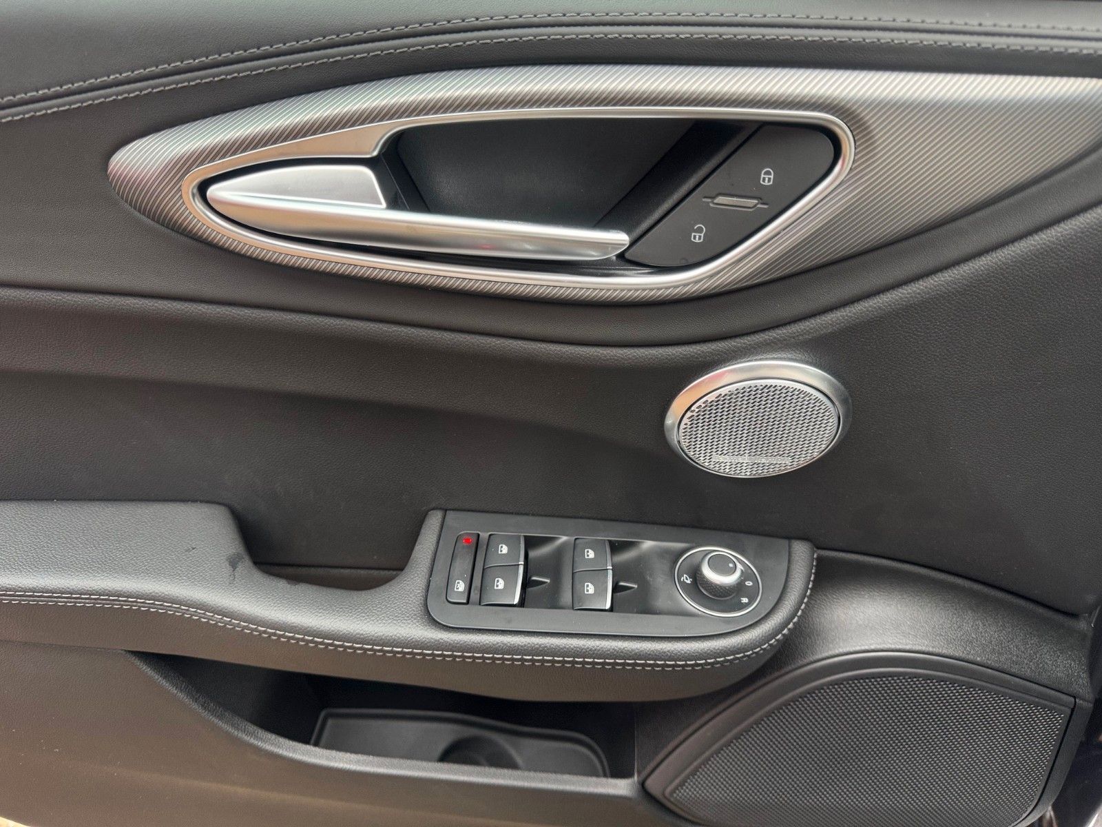 Fahrzeugabbildung Alfa Romeo Giulia 2.0 Veloce AT8-Q4 MEMORY LEDER NAVI KAMER