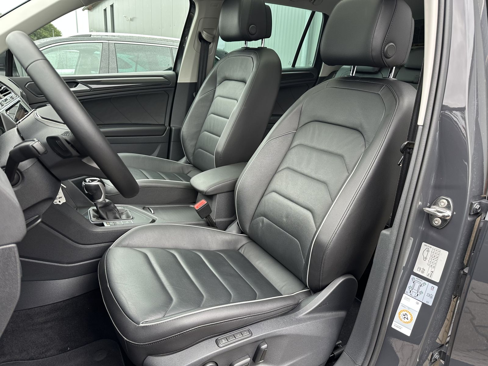 Fahrzeugabbildung Volkswagen Tiguan 1.4 eHybrid DSG Elegance NAV+LED+AHK+PANO