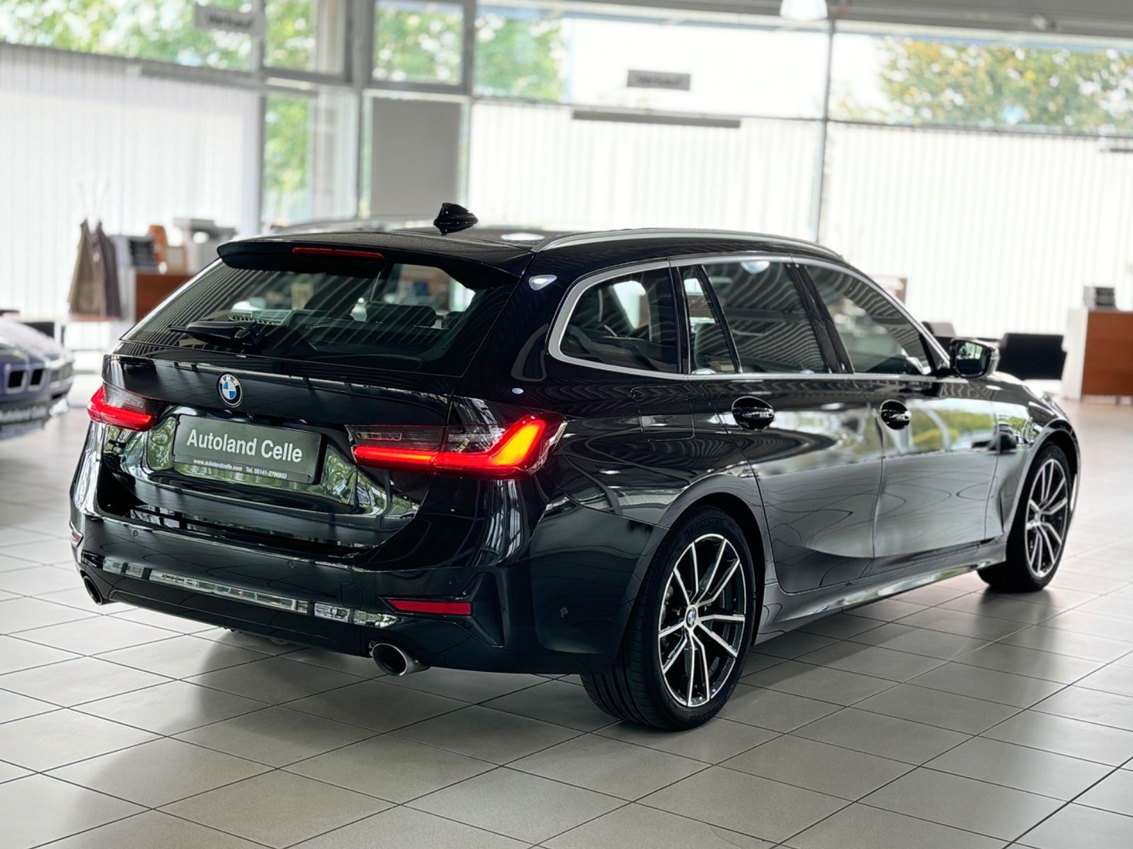 Fahrzeugabbildung BMW 330d xD Sport Line Panorama Kamera HUD DAB HiFi