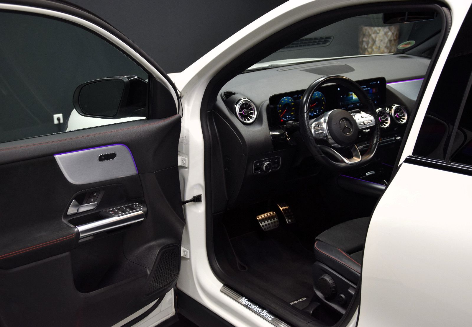 Fahrzeugabbildung Mercedes-Benz GLA 200 4Matic AMG-Line ACC Pano Kamera Night