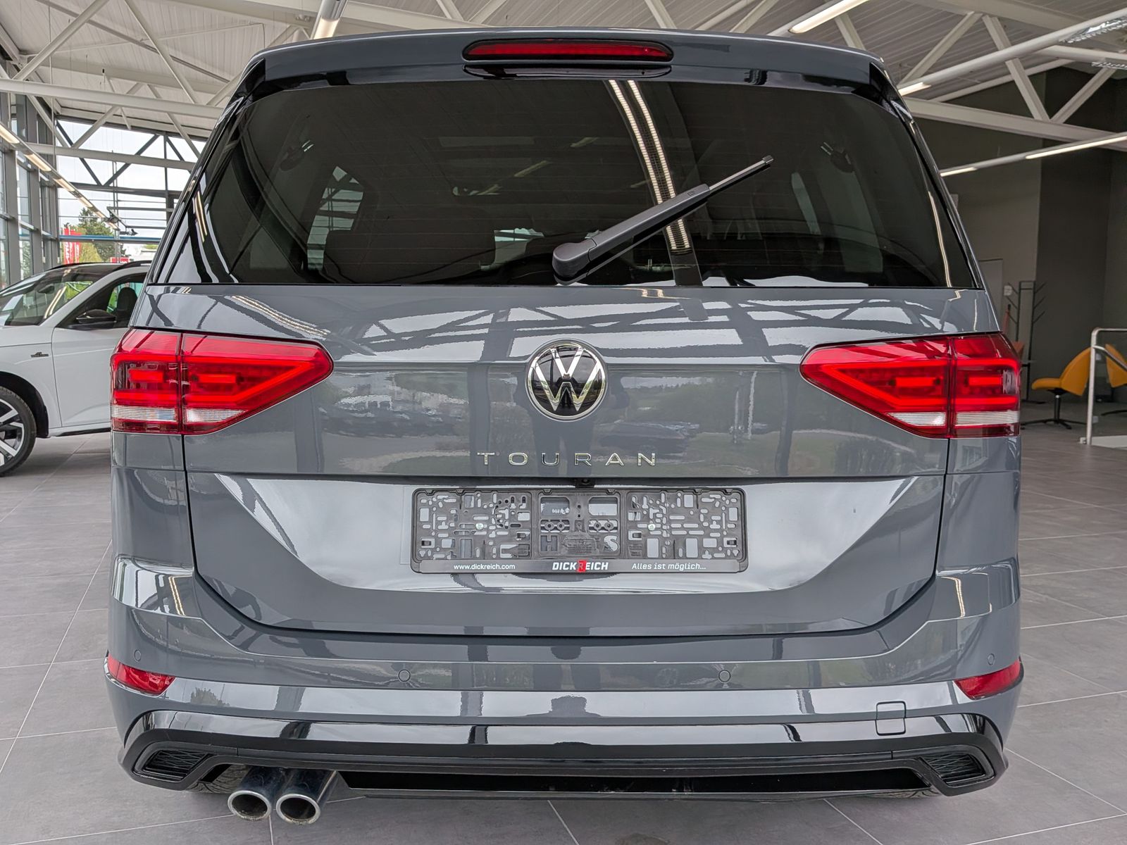 Fahrzeugabbildung Volkswagen Touran 2.0 DSG R-Line High Pano 7-Si IQ AHK VOLL