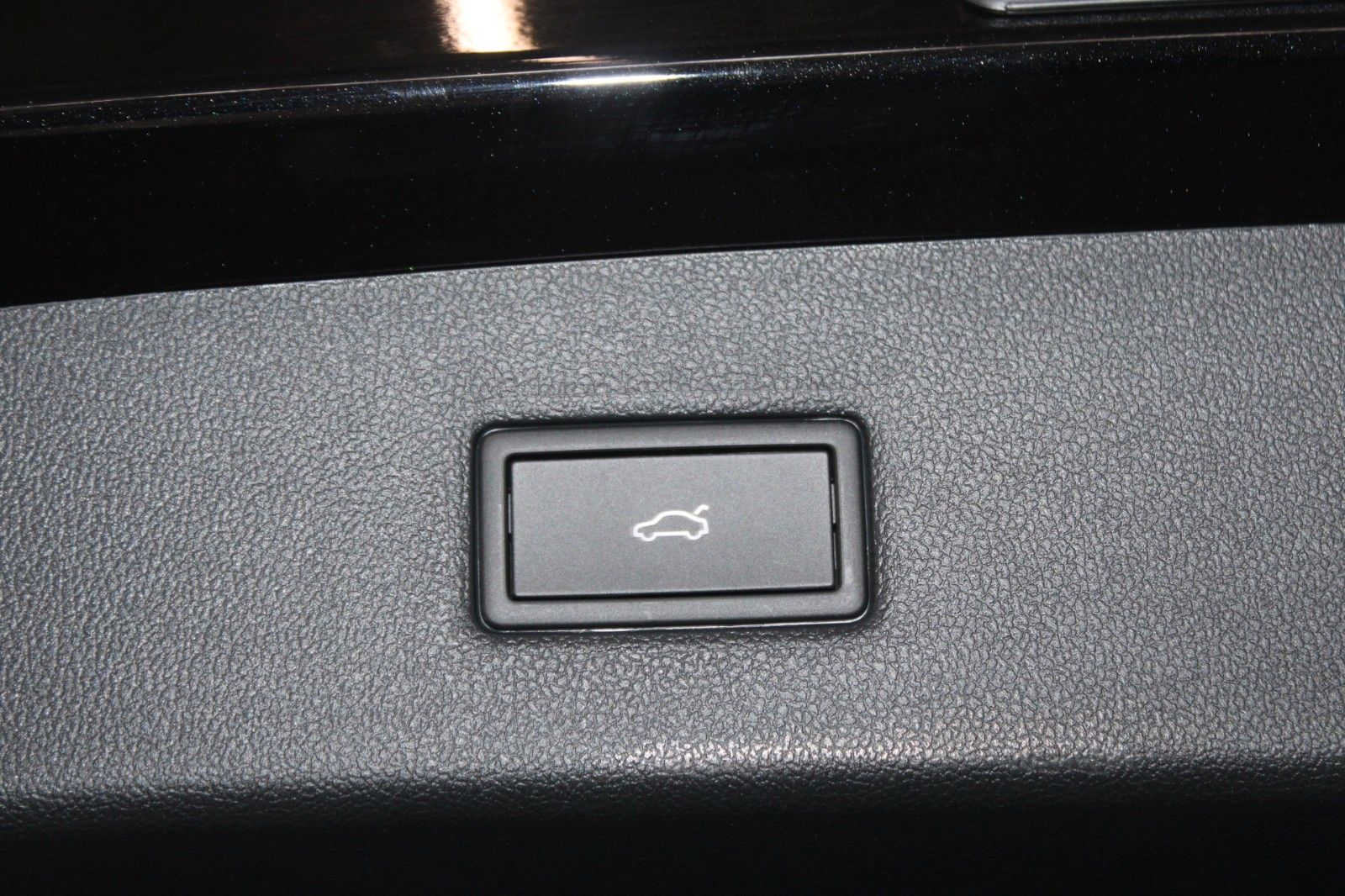 Fahrzeugabbildung Ford Explorer BEV Extended Range  RWD Premium mit AHK