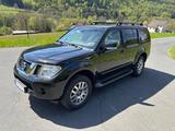 Nissan Pathfinder 2.5 dCi LE Automatik, AHK 3T, 7 Sitze - schwarze Nissan Pathfinder