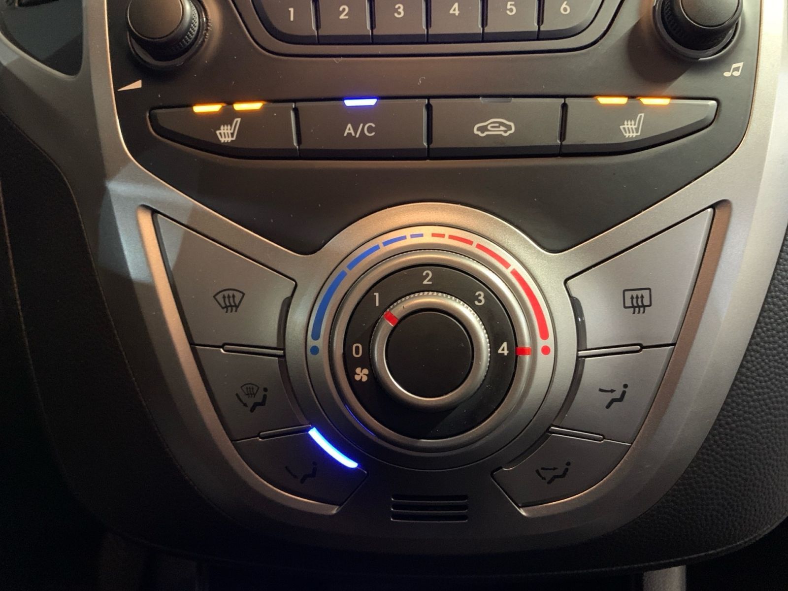 Fahrzeugabbildung Hyundai ix20 1.4 FIFA World Cup Edition PDC SHZ