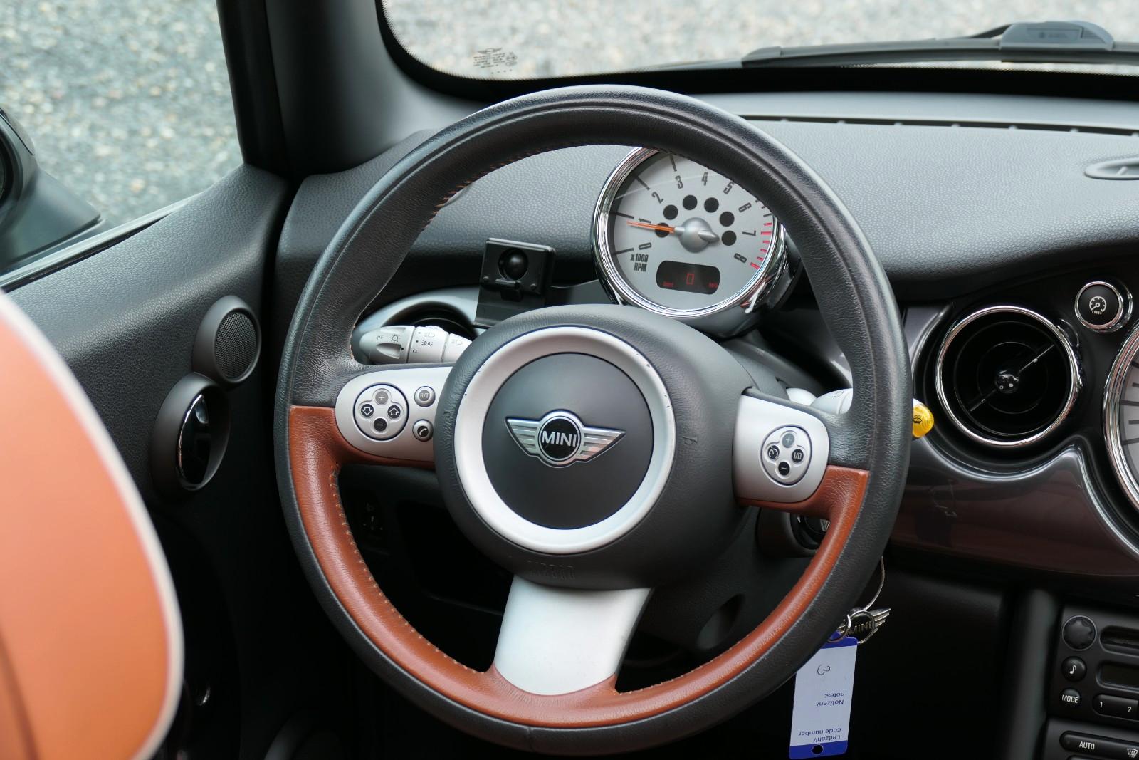 MINI Cooper S Cabrio Sidewalk* LEDER * PDC * TÜV *