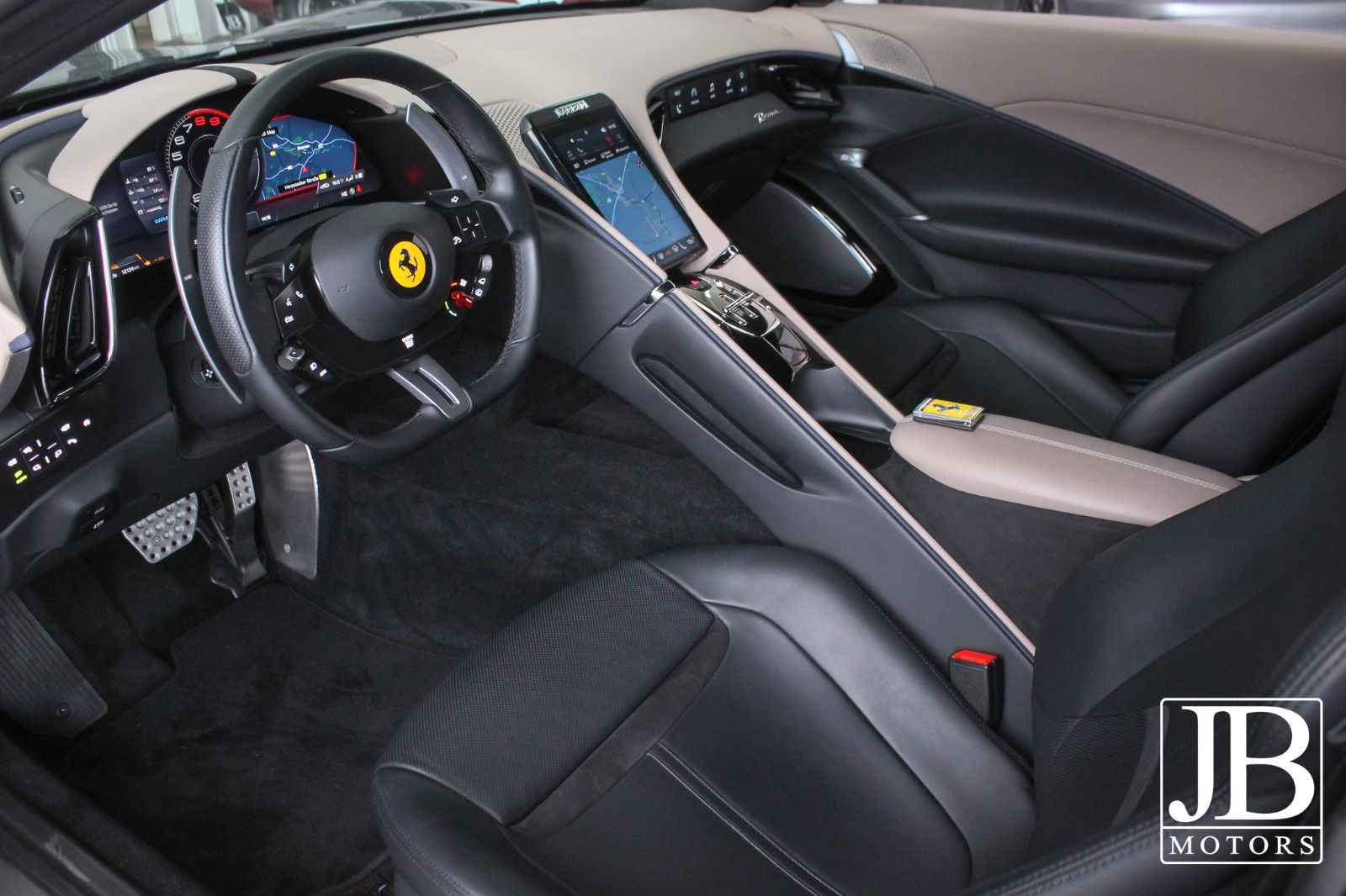 Fahrzeugabbildung Ferrari Roma Beifahrer Display Surround View Kamera JBL