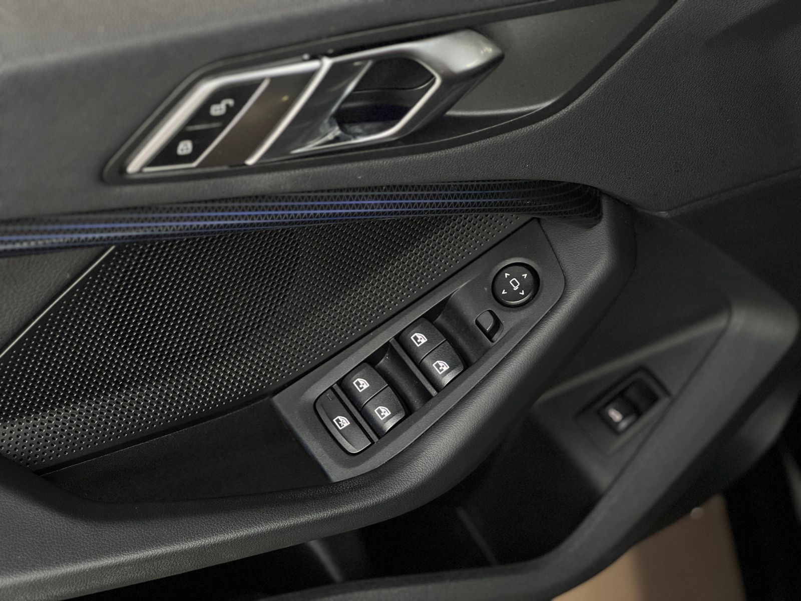 Fahrzeugabbildung BMW 118i Sport Line KLIMA LED NAVI SHZ
