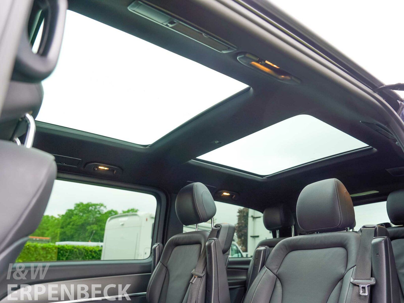 Fahrzeugabbildung Mercedes-Benz V 300 d AVANTGARDE L AMG AHK Distronic Airmatic