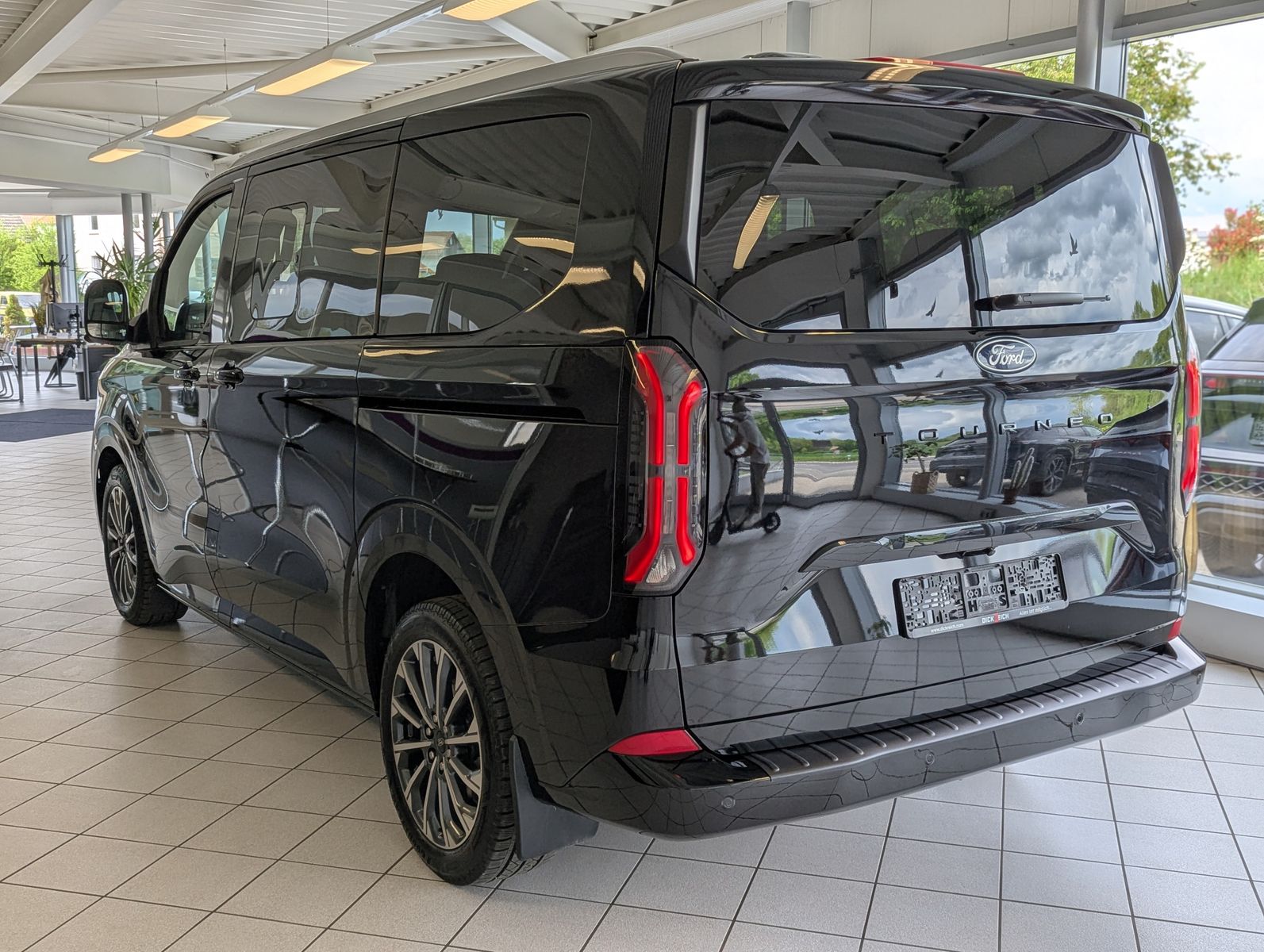 Fahrzeugabbildung Ford Tourneo Custom 320 Titaniu-X Leder Pano StHz AHK