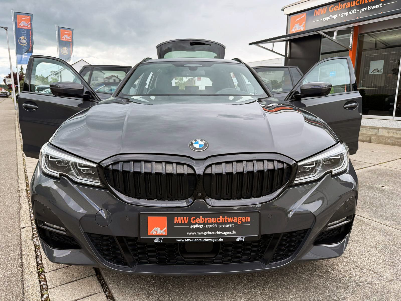 Fahrzeugabbildung BMW 330i Touring M-Sport ACC NAV HUD 360° PDC Laser