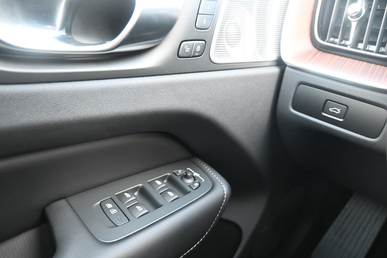 Fahrzeugabbildung Volvo XC60 B4 D AWD Ultimate Dark*STDHZG*360°*LUFT*ACC