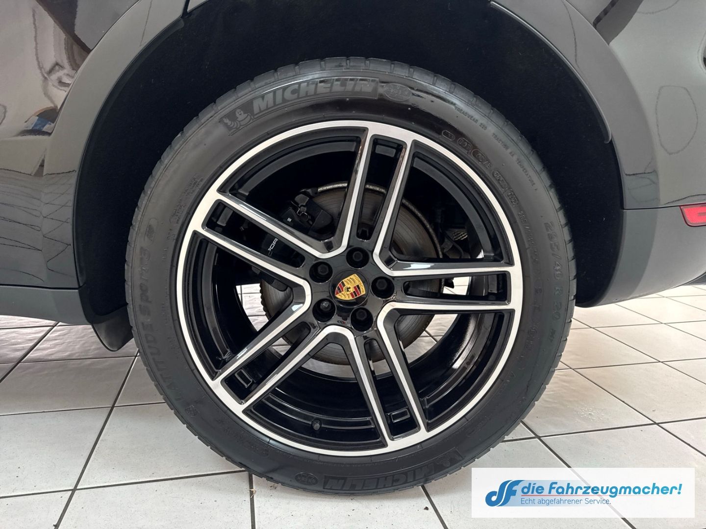 Fahrzeugabbildung Porsche Macan DE-Auto Pano Navi Memory S Soundsy LED Dyn