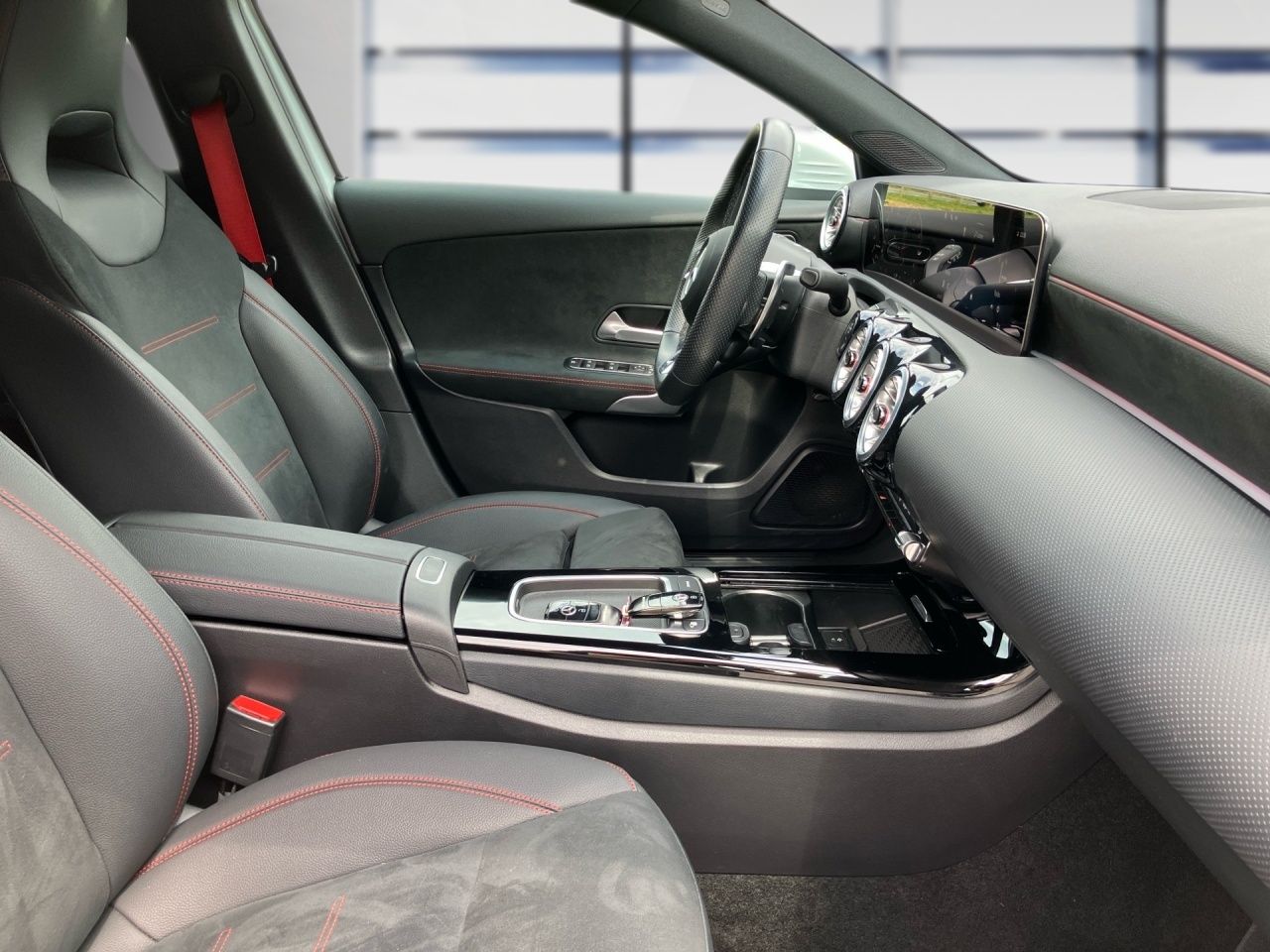 Fahrzeugabbildung Mercedes-Benz AMG A 35 4M AHK+MULTIBEAM+KEYLESS+AMBIENTE+LHZ