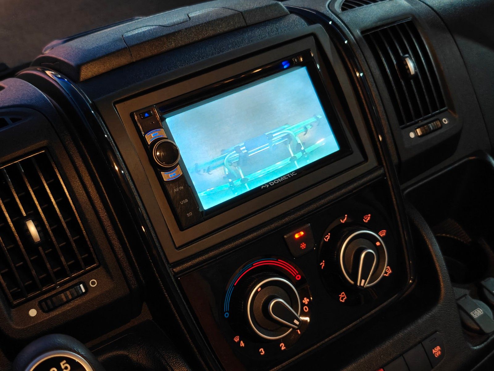 Fahrzeugabbildung XGO Dynamic 95 P - Autom. SAT, TV, Einzelbetten -