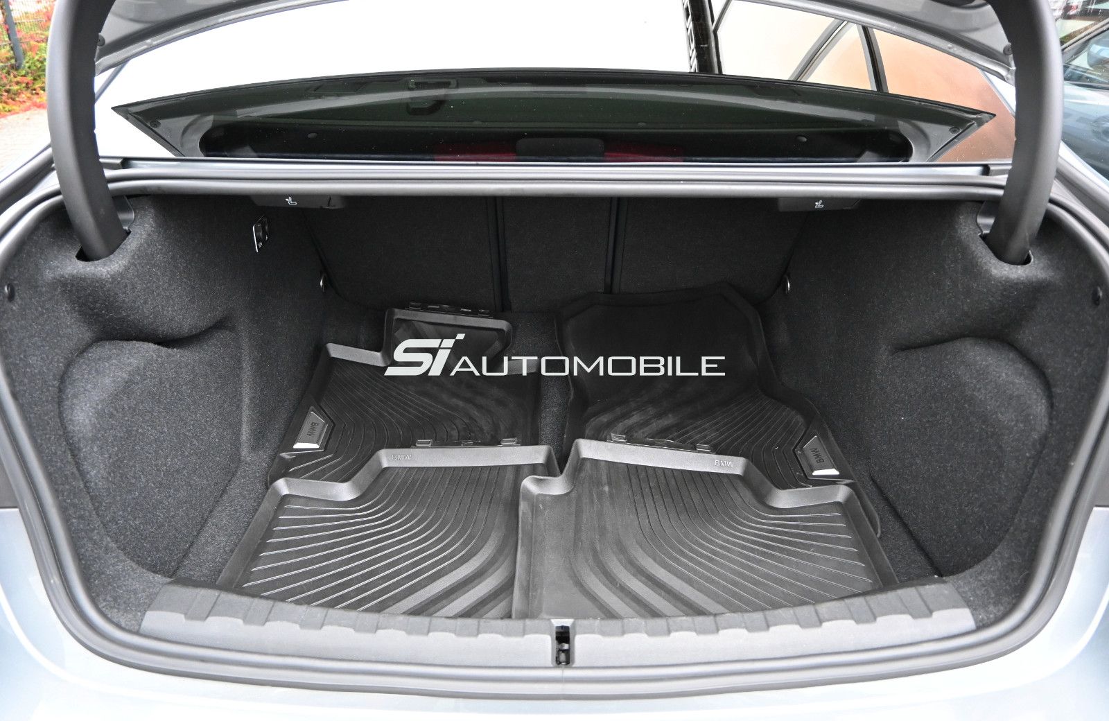 Fahrzeugabbildung BMW 330d xDrive °HEAD-UP°PRIVACY°STANDHEIZUNG°8FACH