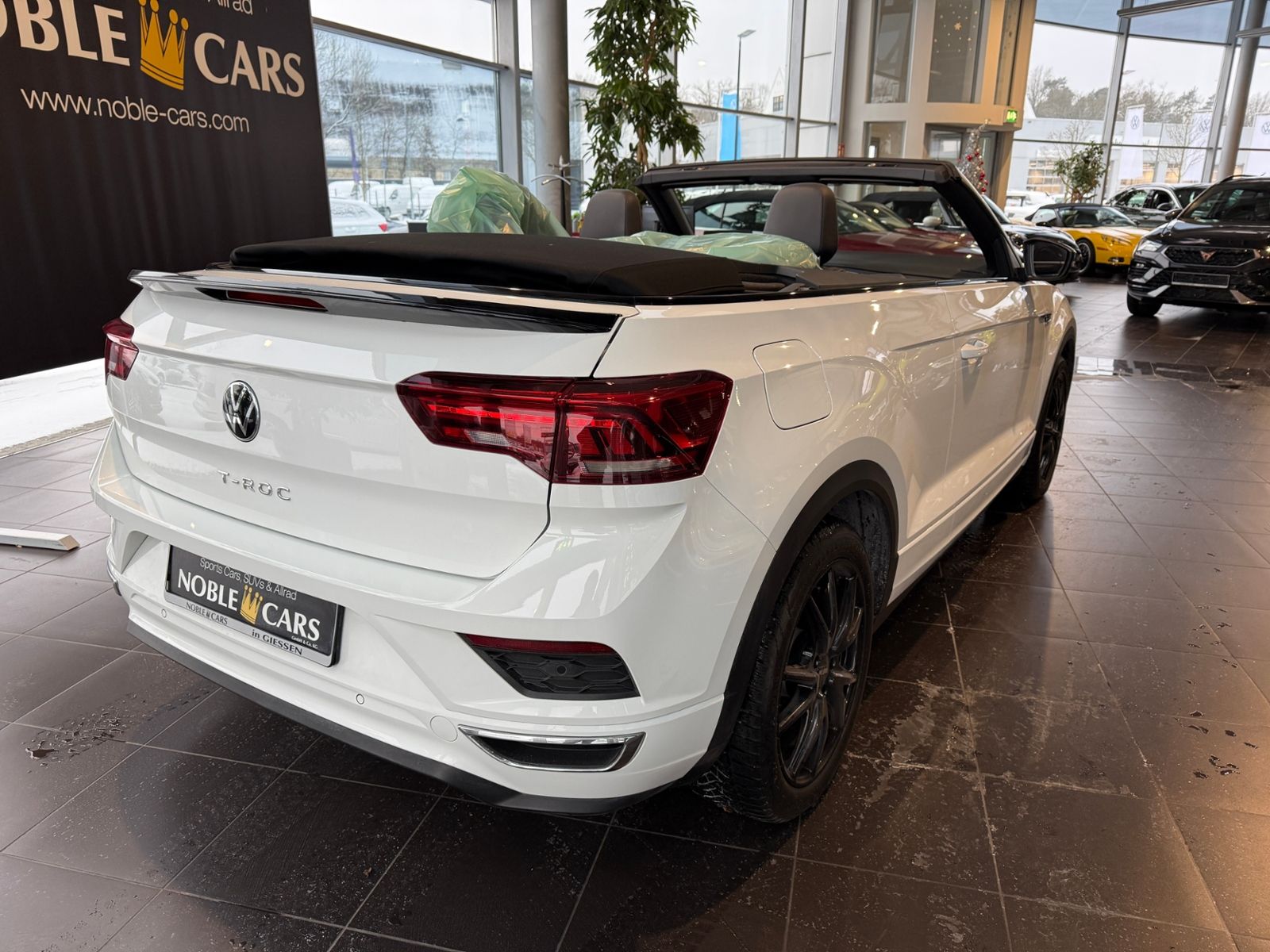 Fahrzeugabbildung Volkswagen T-Roc Cabrio R-Line Black AHK BEATS 8-FACH BEREI