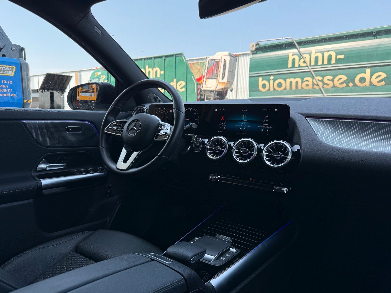 Fahrzeugabbildung Mercedes-Benz EQA 300 4M Progressive+Ambiente+RFK+19AMG+TotW
