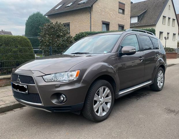 Mitsubishi Outlander 2.2 DI-D 4WD Automatik 7-Sitzer