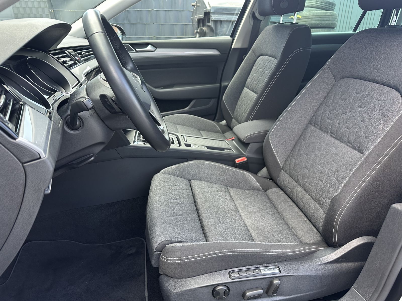 Fahrzeugabbildung Volkswagen Passat Variant 2.0 TDI DSG Business NAV+LED+ACC