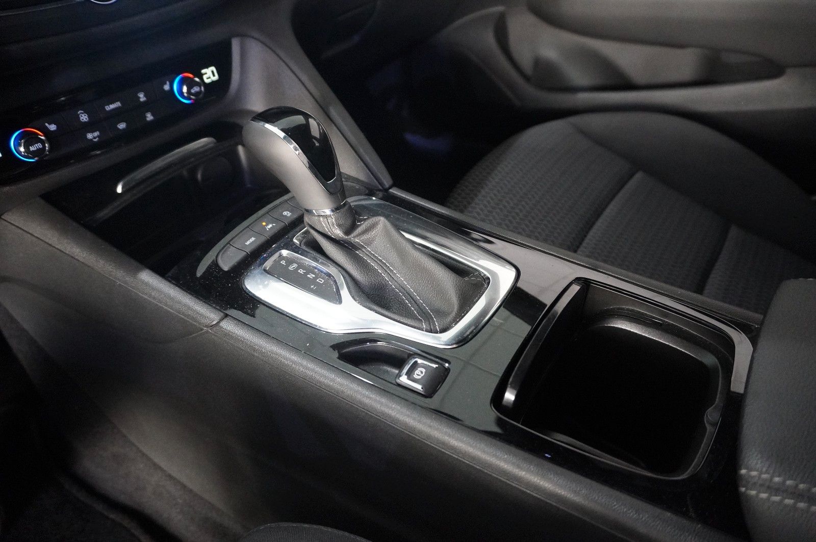 Fahrzeugabbildung Opel Insignia B ST 2.0T ELEGANCE NAVI/LED/VIRT./DAB+