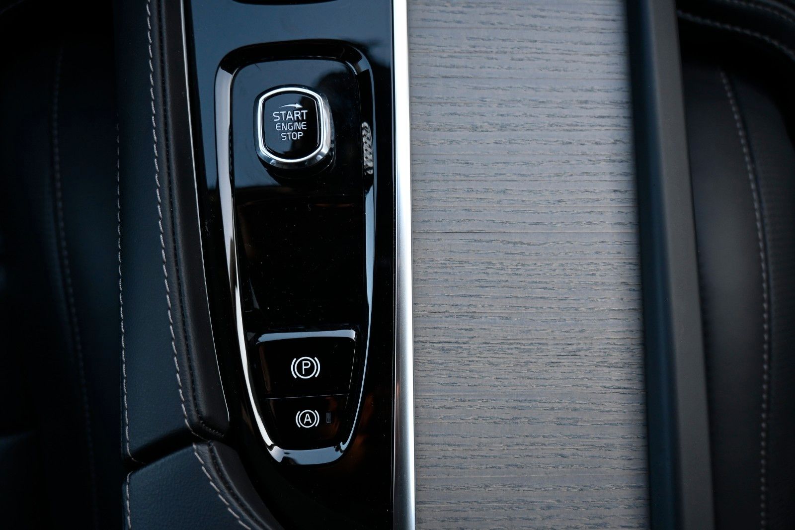 Fahrzeugabbildung Volvo XC90 B5D AWD Ultimate Bright*LED*PANO*STHZ*360*