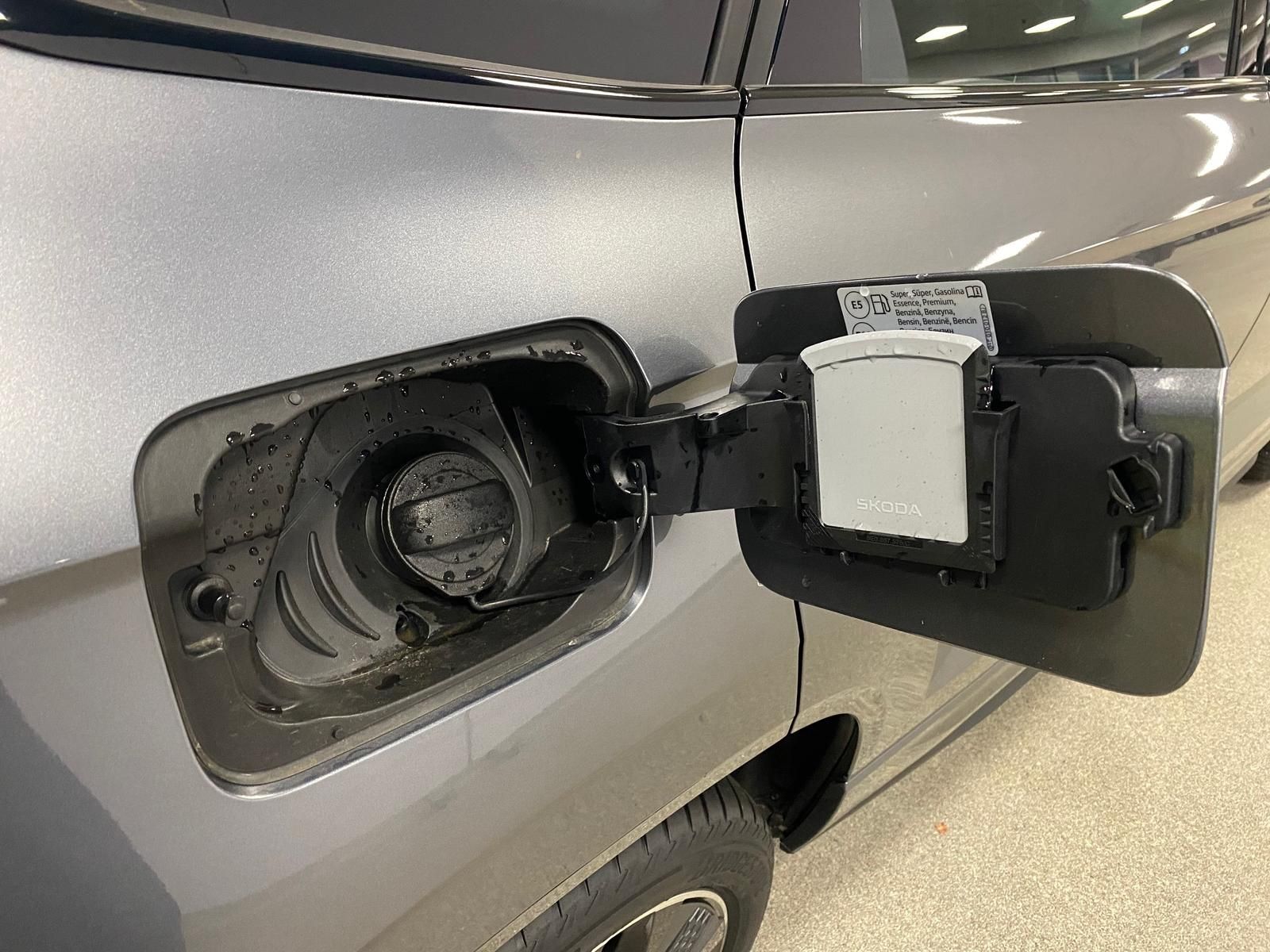 Fahrzeugabbildung SKODA Karoq 1.5 TSI SPORTLINE+MATRIX+ACC+AHK+APP+RFK++