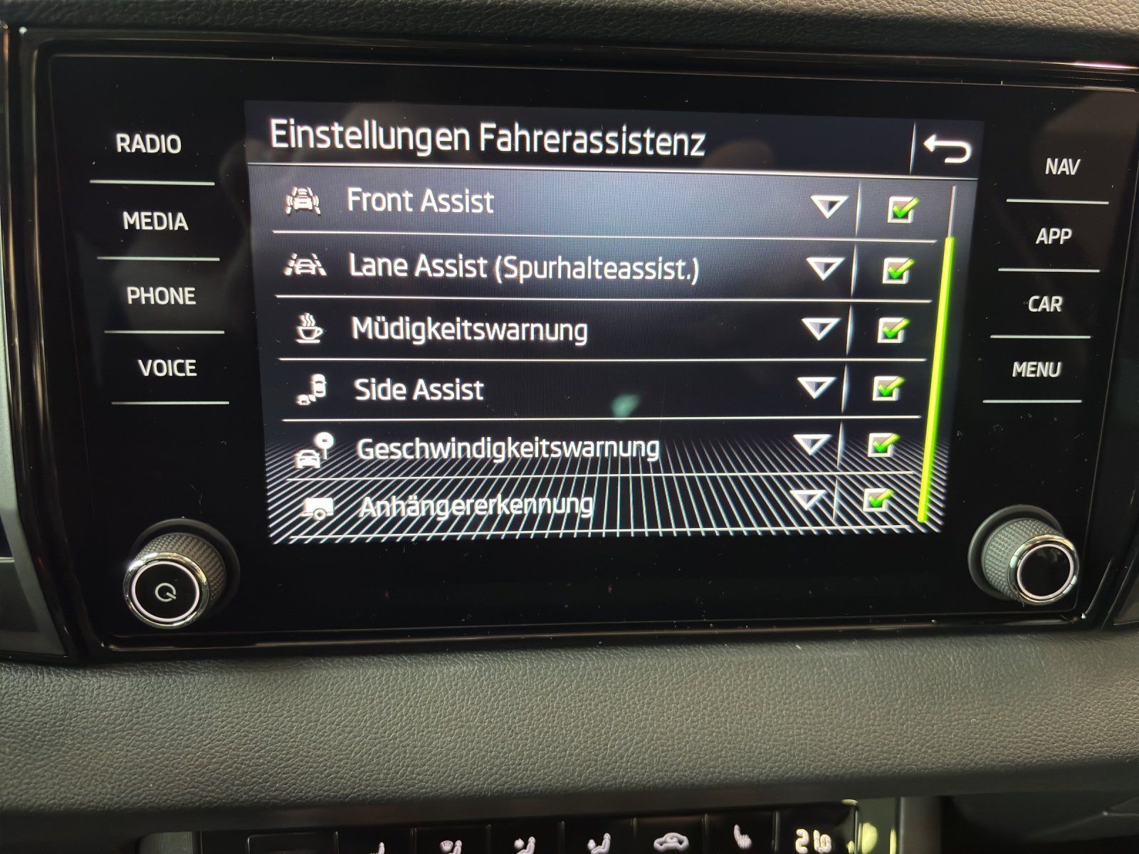Fahrzeugabbildung SKODA Karoq Tour 1,5 TSI 110 kW DSG
