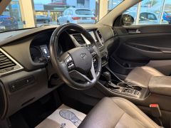 HYUNDAI Tucson 2.0 4WD PANO NAVI CAM LEDER AHK 2.HAND