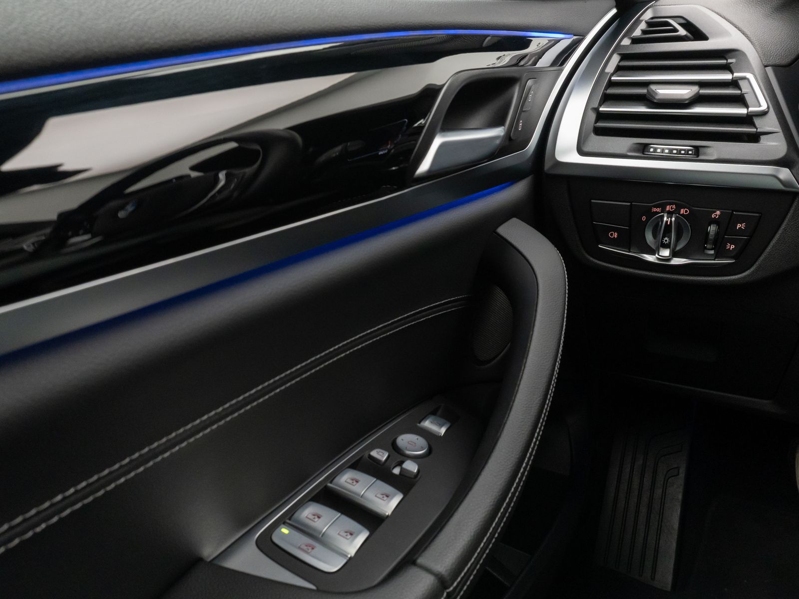 Fahrzeugabbildung BMW X3 xD30d Sport Kamera Laser HUD H/K Komfort AHK