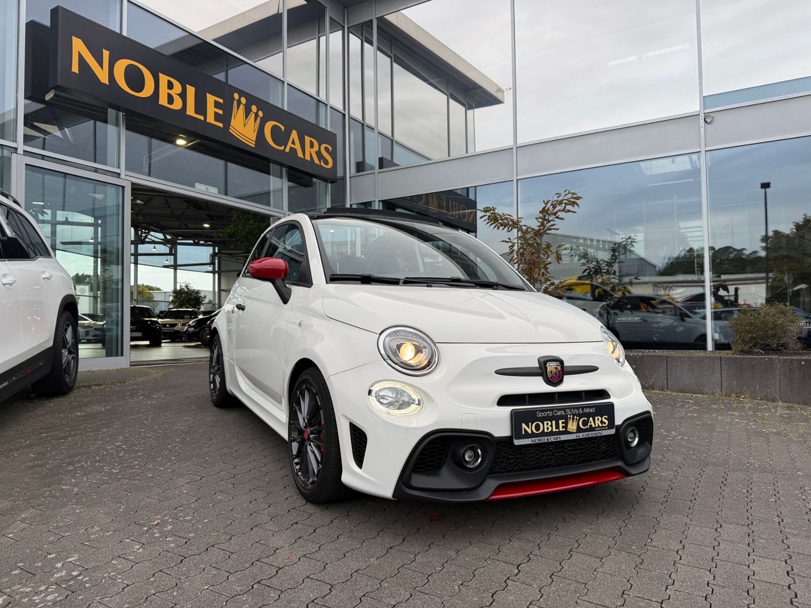 Fahrzeugabbildung Abarth 695C SABELT BREMBO RED-Paket CarPlay
