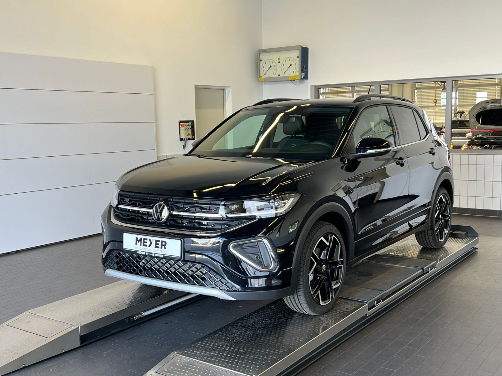Fahrzeugabbildung Volkswagen T-Cross R-Line 1.5 TSI DSG *AHK,IQ.LIGHT,ACC,App