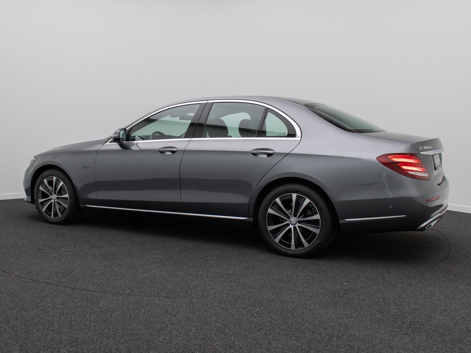 Fahrzeugabbildung Mercedes-Benz E 300 de Widscreen 360&deg; DAB AHK FahrAss HiFi 18"