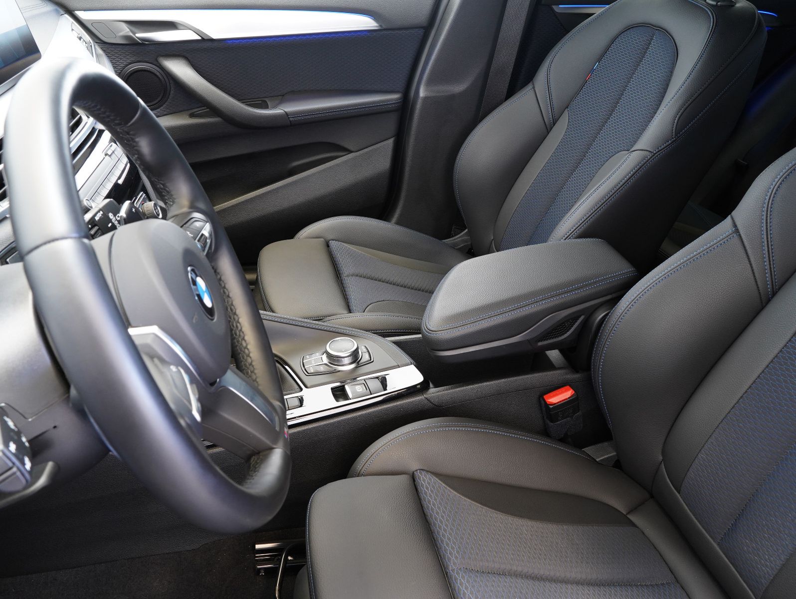 Fahrzeugabbildung BMW X2 sDrive 20 i M Sport LED/HEADUP/KEYLESS/KAMERA