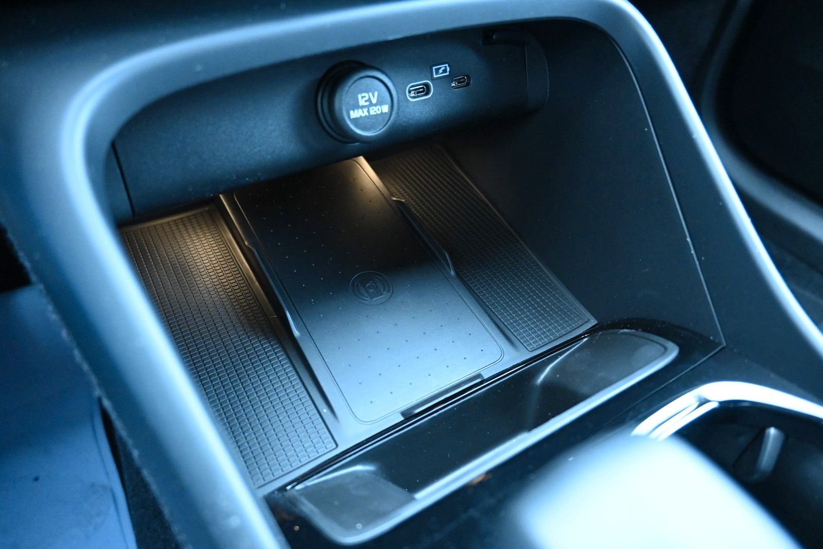 Fahrzeugabbildung Volvo XC40 B4 DKG Plus Dark*STDHZG*360*Pixel*ACC