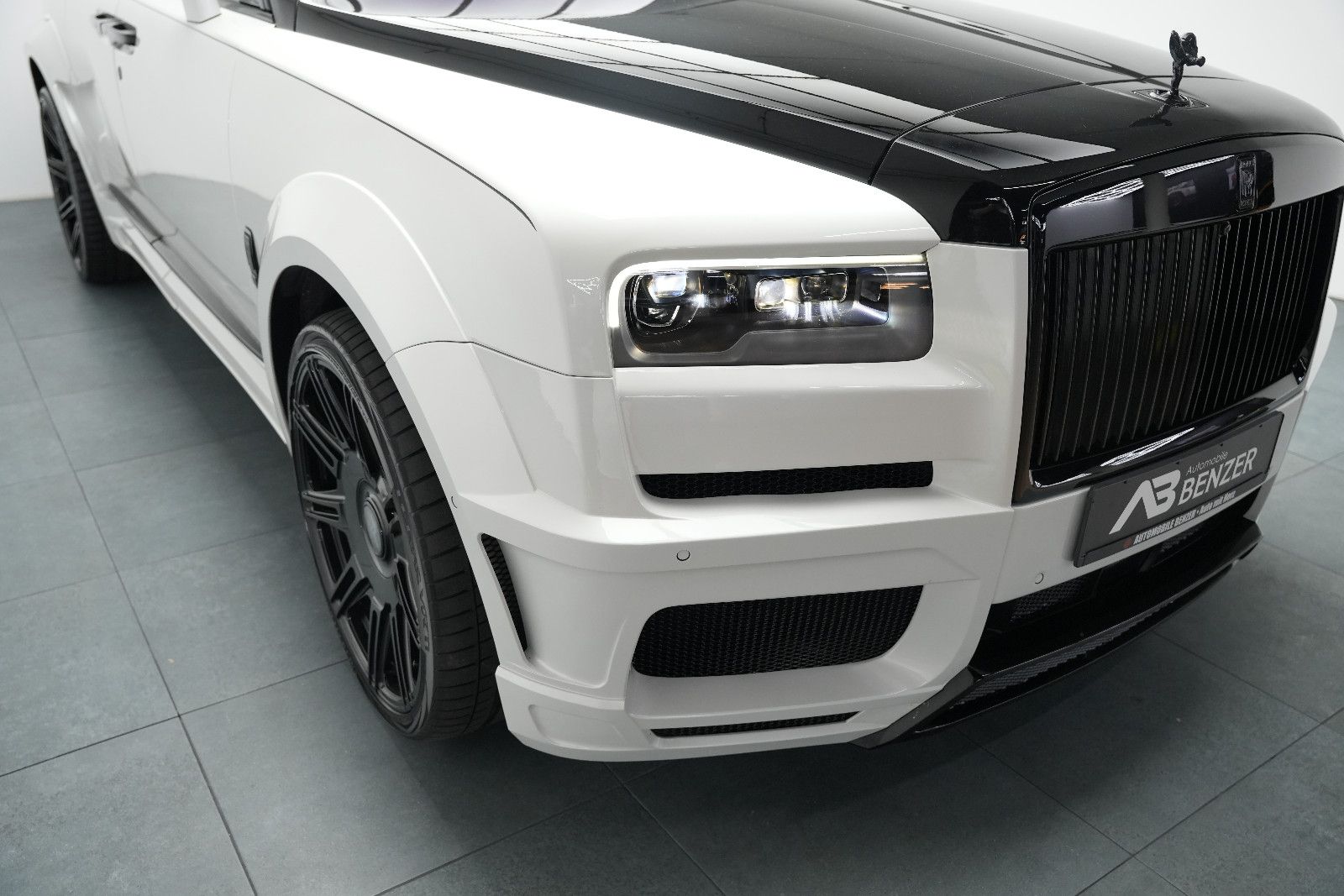 Fahrzeugabbildung Rolls-Royce Cullinan/NOVITEC/WIDEBODY/24''/FOND-TV/STERNEHIM