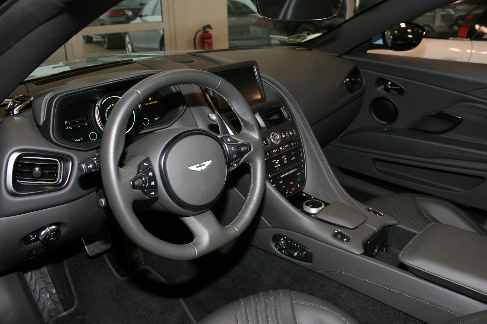 Fahrzeugabbildung Aston Martin DB11 V8 Volante **BRD/scheckheft/B&O**