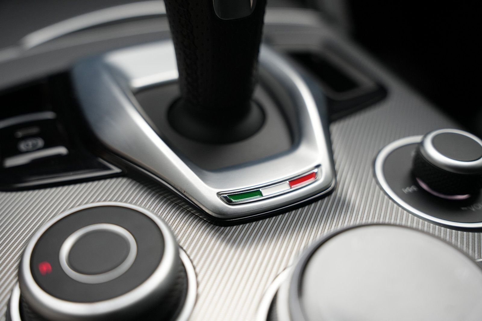 Fahrzeugabbildung Alfa Romeo Stelvio Veloce *Kamera*Leder*Memory*AllBlack