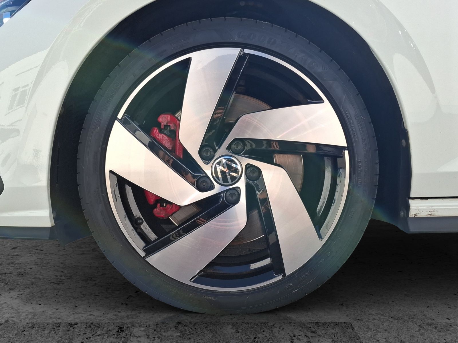 Fahrzeugabbildung Volkswagen Golf VIII GTI DSG Matrix AHK Navi Pano AID ACC R