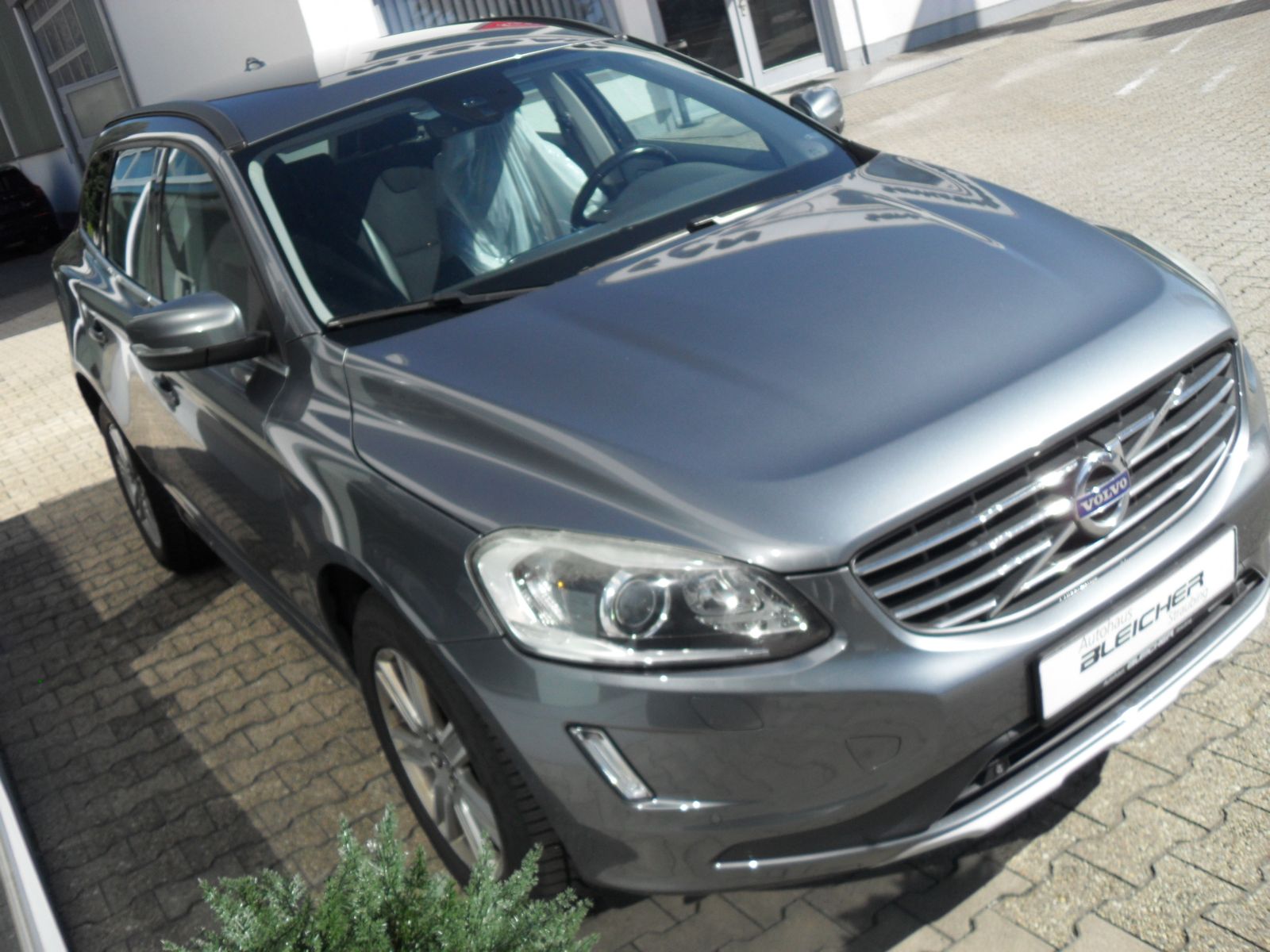 Fahrzeugabbildung Volvo XC 60 2.0 Automatik - Momentum 2WD