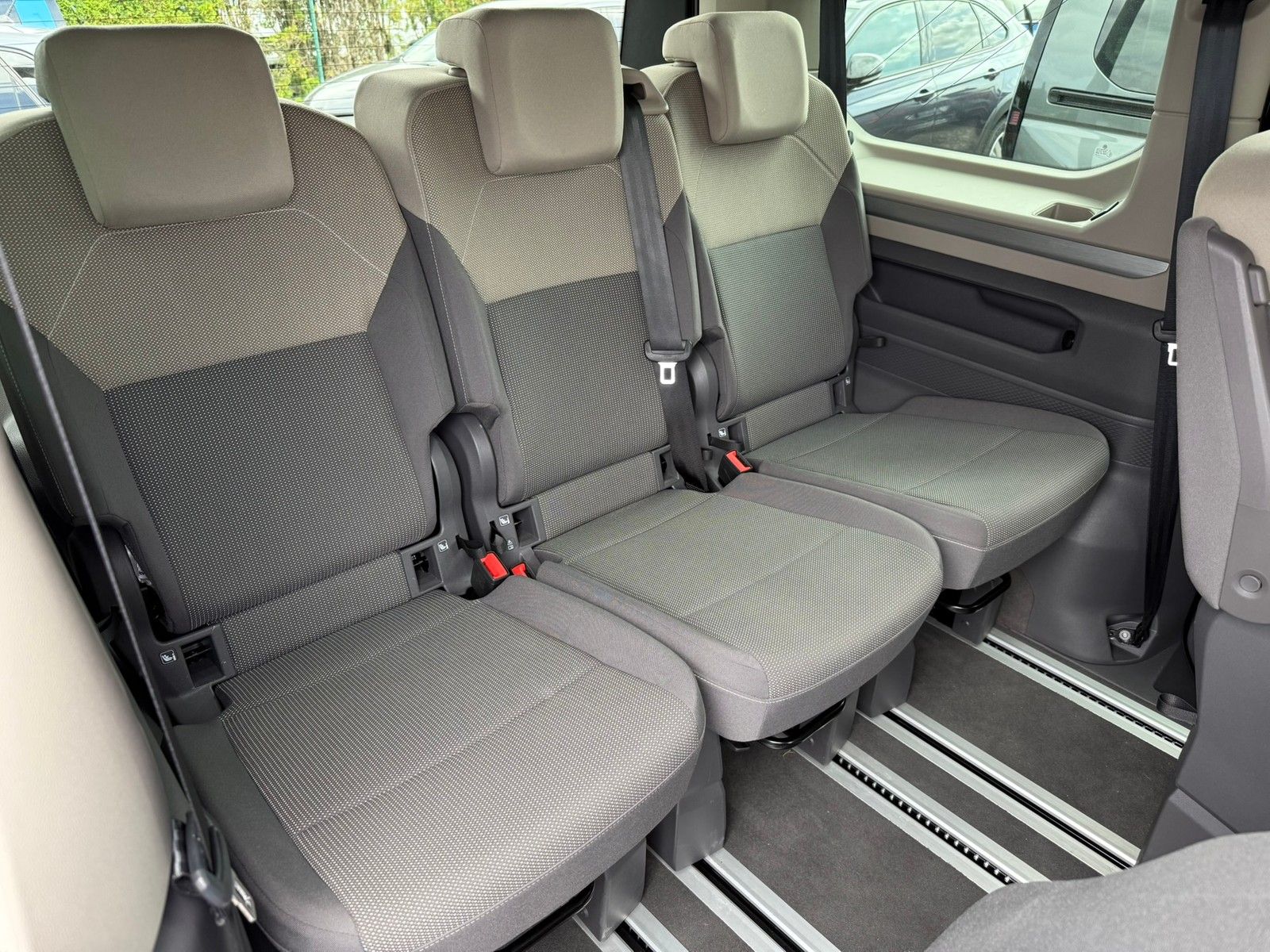 Fahrzeugabbildung Volkswagen T7 Multivan Life 2,0 TDI DSG +7 Sitzer +Easy Op