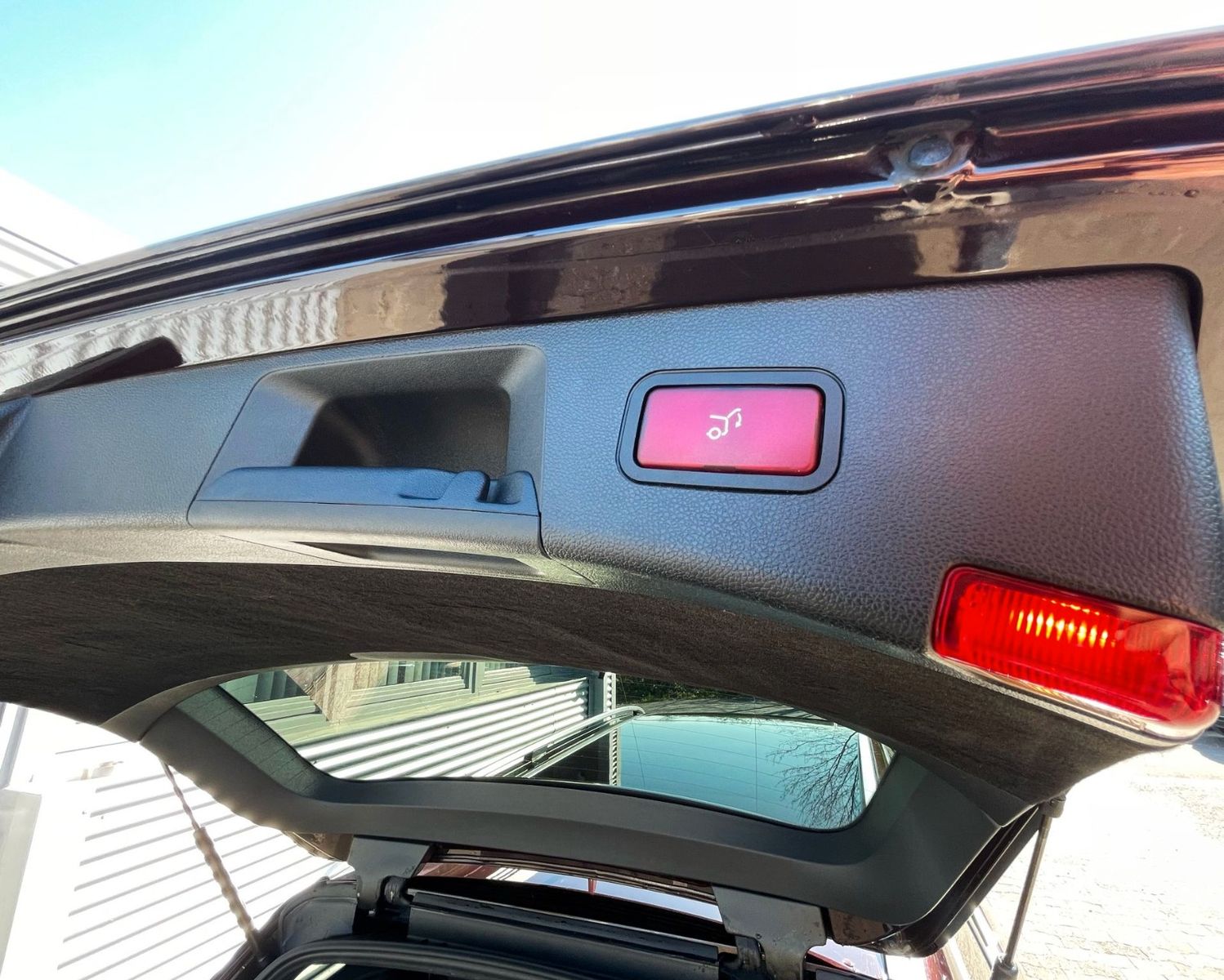 Fahrzeugabbildung Mercedes-Benz E 300 T CDI 7G AUT**AMG**LEDER NAVI GLASSD XENON