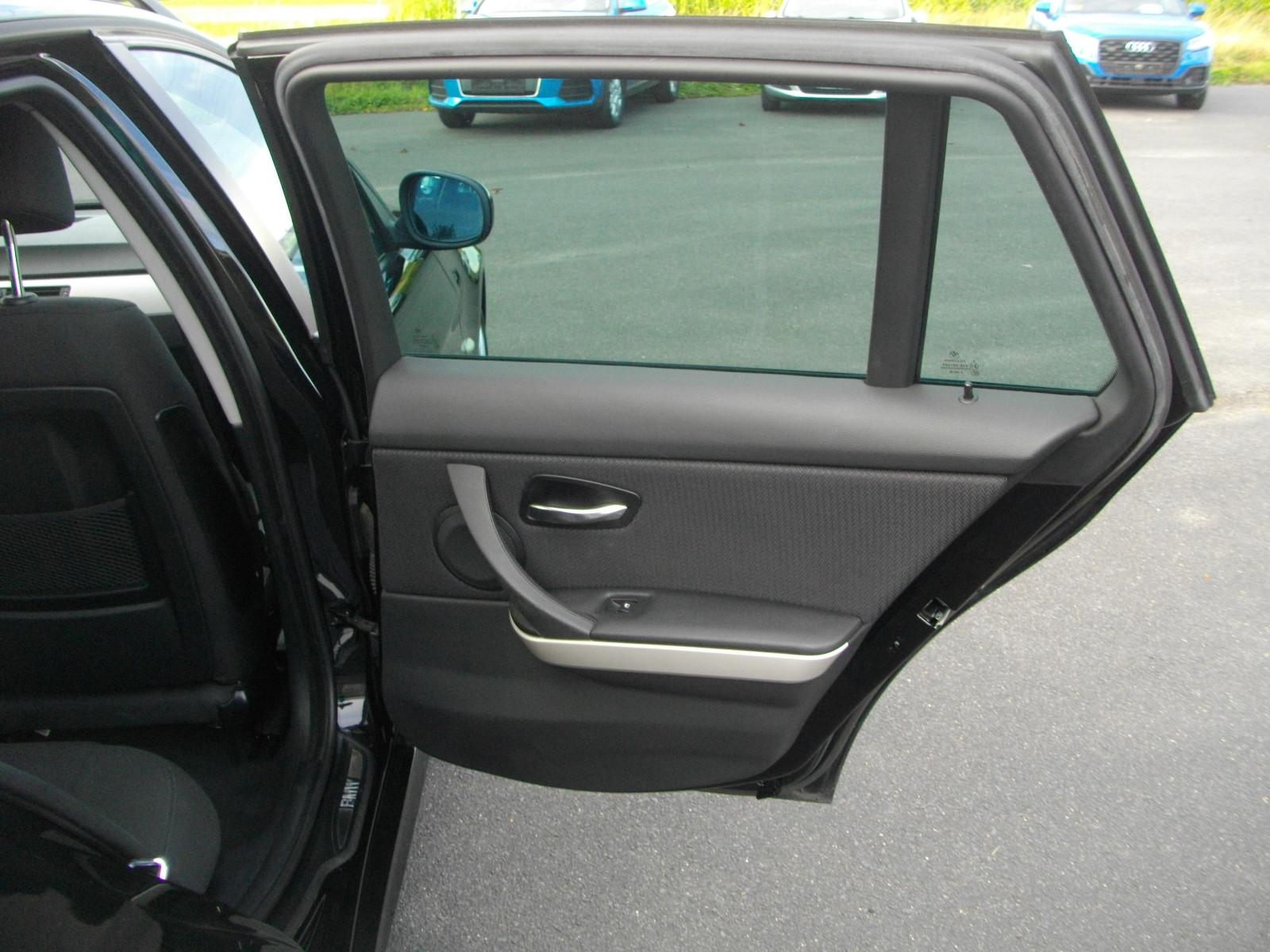 BMW 320 2009 — photo 16