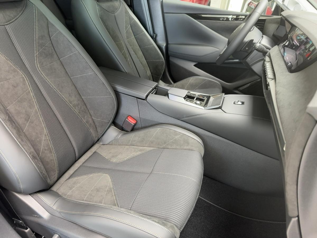 DS Automobiles Nº4 Étoile + Alcantara Hybrid 145