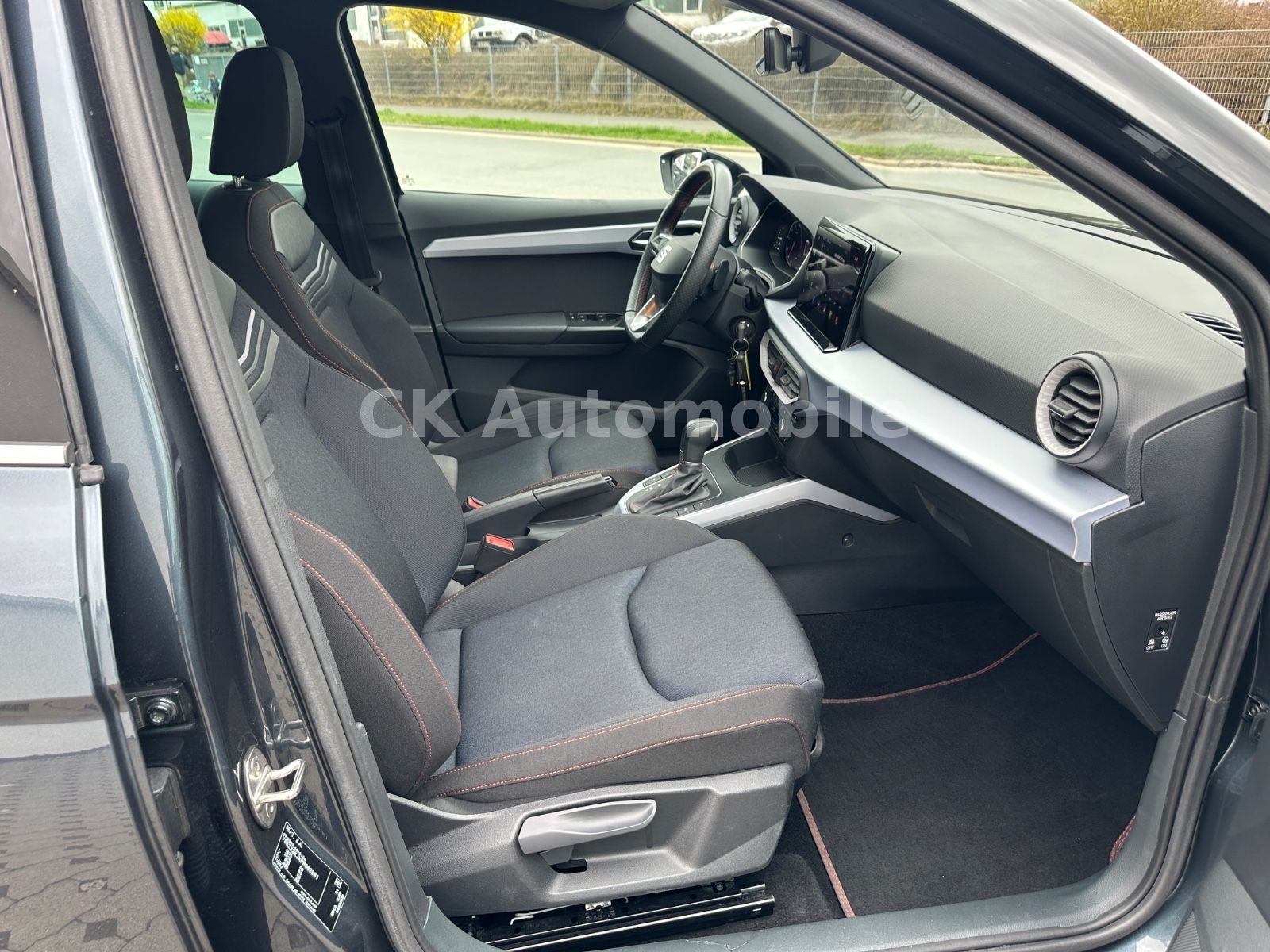 Fahrzeugabbildung SEAT Arona 1.5 TSI 110kW FR DSG/Navi/LED/Kam/AHK