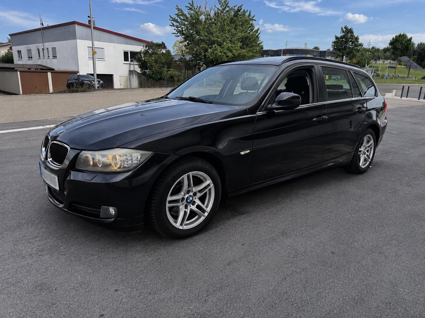 BMW 320 2011 — rear view