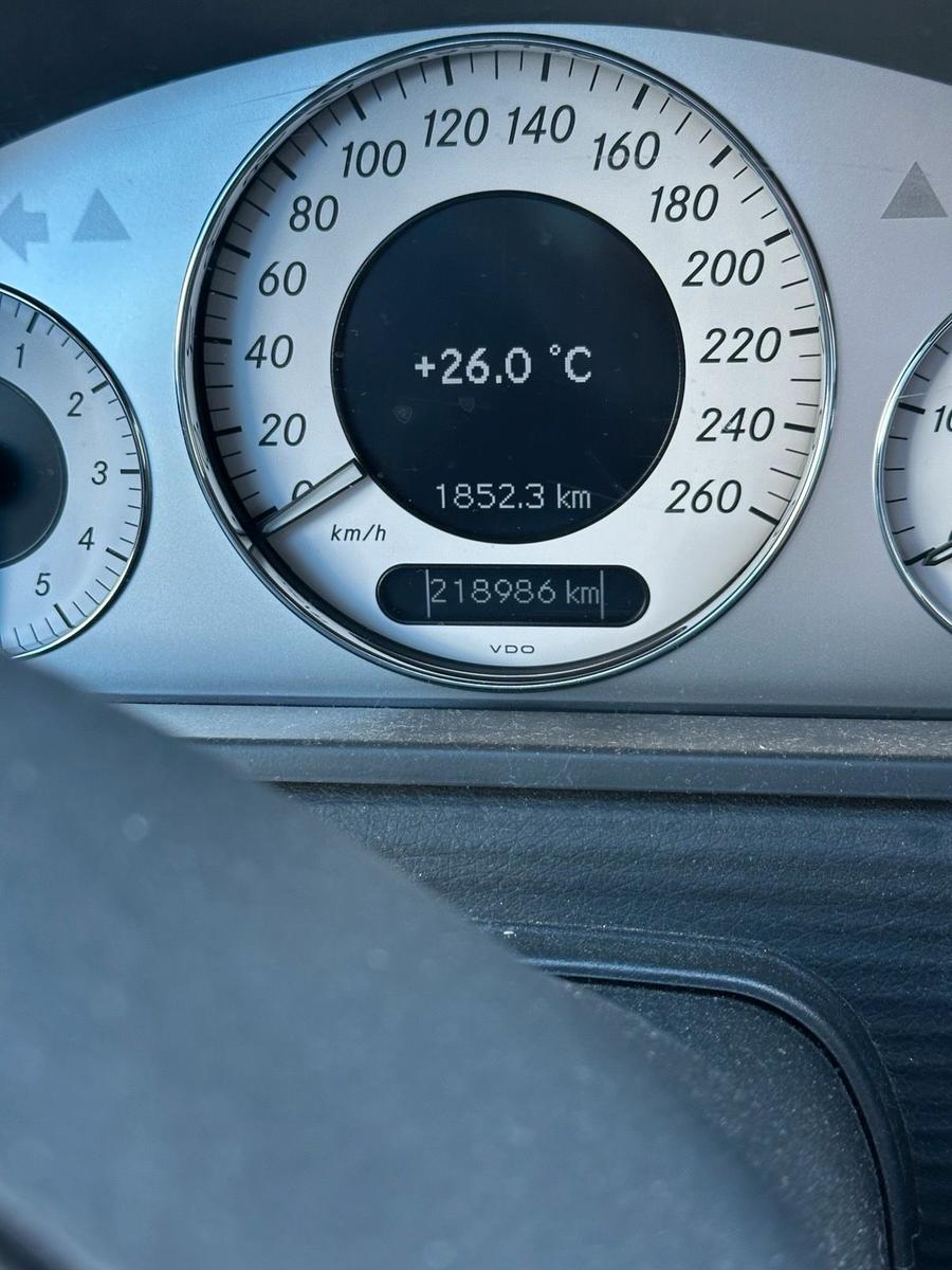 Mercedes-Benz E320 2005 — photo 10